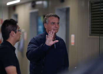 Moraes decreta prisão domiciliar de Bolsonaro após descumprimento de cautelar