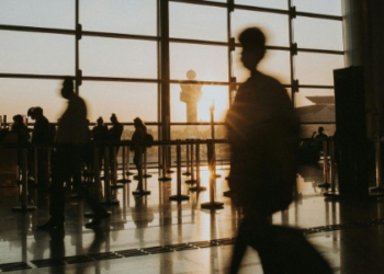 Voa Brasil e a realidade dos aposentados: por que viajar ainda está fora do alcance de milhões de idosos no país?