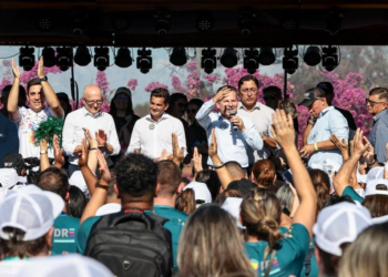 Governador anuncia novo extra por resultado a professores e coordenadores