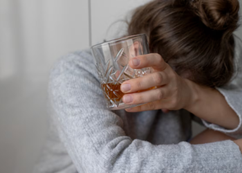 Consumo abusivo de álcool cresce entre mulheres e chega a 15% nas capitais