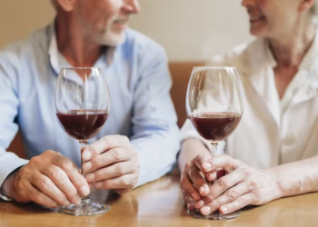 Enjoo, dor de cabeça, boca seca: por que a ressaca de álcool é pior depois dos 50? Médicos explicam