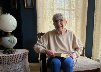 ‘Super idosa’ conta como viver bem aos 90 anos: dar festas em casa