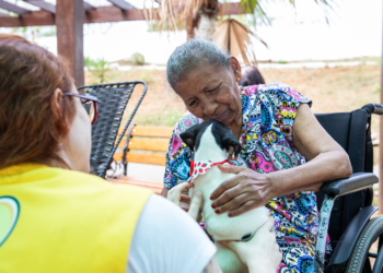 Prefeitura de Cuiabá leva alegria e afeto aos idosos do Abrigo Bom Jesus com integração de cães