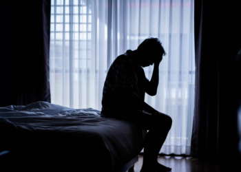 Insônia crônica acelera envelhecimento cerebral em idosos, mostra estudo