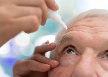 Colírios especiais podem reduzir necessidade de óculos de leitura com o avanço da idade, diz estudo