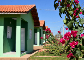 Primeira-dama de MT entrega casas sorteadas durante Casamento Abençoado