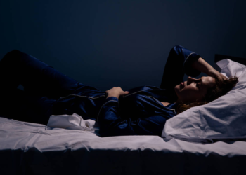 Dormir mal pode fazer seu cérebro envelhecer mais rápido