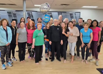 Instrutor de ioga, de 93 anos, aponta os quatro hábitos que considera o segredo da longevidade