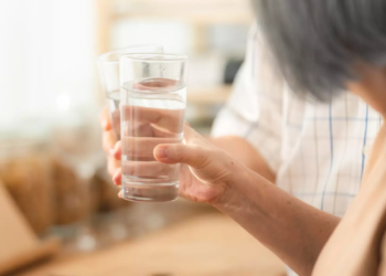 Especialista alerta sobre riscos de desidratação em idosos