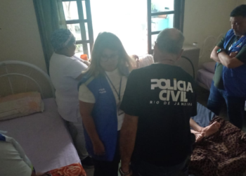 Idosos são resgatados após serem encontrados amarrados em asilo do RJ