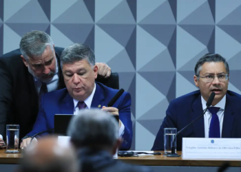 Ex-procurador do INSS não responde perguntas do relator na CPMI