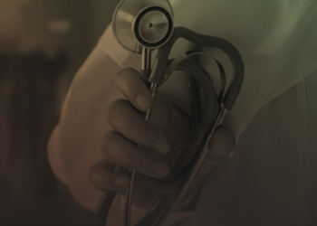 Aparelhos auditivos e implantes cocleares reduzem solidão e podem proteger o cérebro de idosos