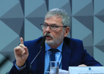 Ex-diretor do INSS nega vínculo político em depoimento à CPI