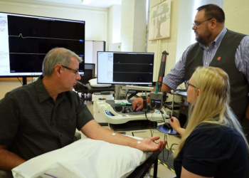 Treino de força rejuvenesce nervos e previne quedas em idosos