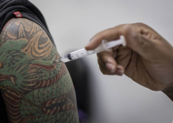 Cientistas encontram explicações sobre por que vacinas funcionam menos em idosos