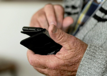 Idosos se sentem excluídos dos serviços digitais, aponta pesquisa