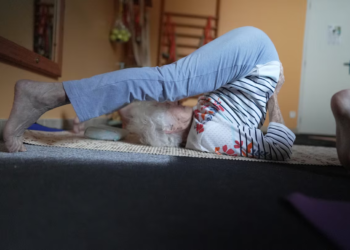 Professora de ioga de 102 anos ensina sua abordagem simples para envelhecer bem