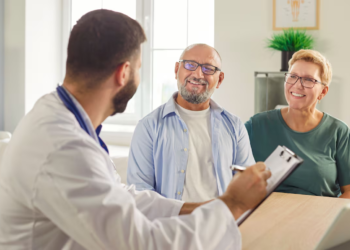 Companhia no momento da consulta beneficia pacientes idosos, diz levantamento
