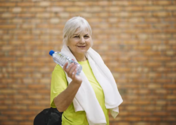 Especialistas de Harvard: caminhar é bom a partir dos 60, mas este exercício é melhor