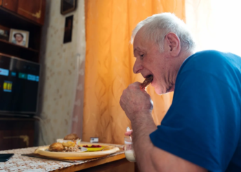 Idosos que fazem refeições sozinhos têm alimentação pior, diz estudo
