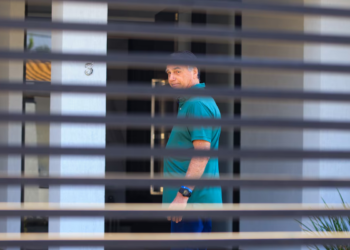 Defesa pede a Moraes que Bolsonaro cumpra pena em casa em vez de ir para a prisão