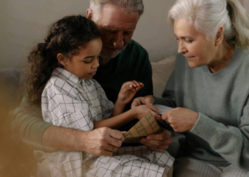 Cinco erros comuns que os avós cometem com os netos, segundo uma pediatra