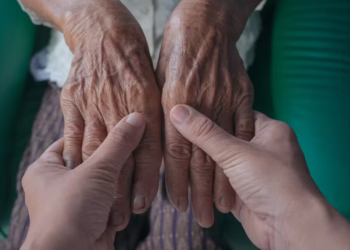 Por que as mãos envelhecem mais rápido? Principais causas e recomendações de especialistas para melhorar aparência