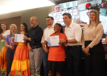 Idosos de Cuiabá recebem certificados de alfabetização em cerimônia do programa Mais MT Muxirum