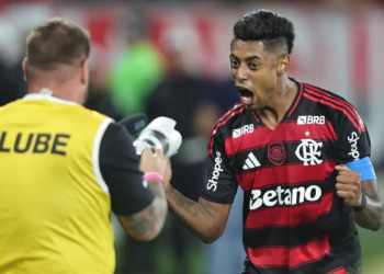 Flamengo vence, aproveita derrota do Palmeiras e volta a igualar rival