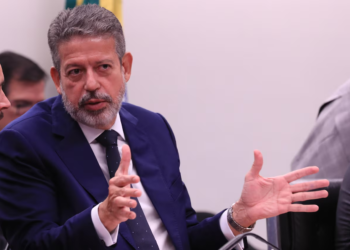 PF faz buscas contra ex-assessora de Arthur Lira na Câmara para apurar desvios de emendas