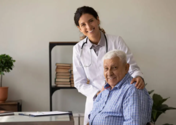 Viagem com idosos: 8 cuidados essenciais para férias tranquilas