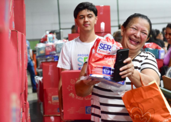 Primeira-dama de MT e Setasc entregam 4 mil cestas natalinas em Várzea Grande