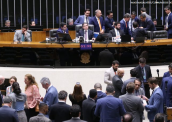 Câmara vota projeto que regulamenta a reforma tributária e aprova aumento da taxação de bets