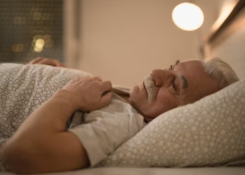 Sono: dormir no mesmo horário todos os dias pode reduzir a pressão arterial, diz novo estudo