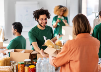 Por que ajudar os outros também faz a gente se sentir bem