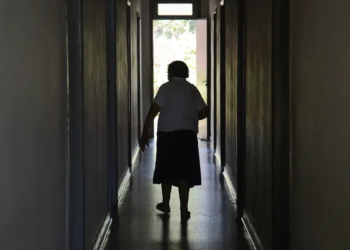 Falta de recursos pode estar por trás de abandono de idosos em hospitais