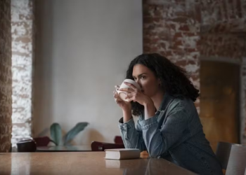 Café pode retardar o envelhecimento? Novas pesquisas dizem que sim, mas apenas na quantidade certa