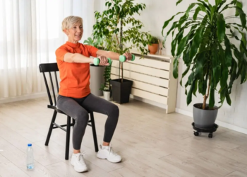 5 exercícios para idosos manterem a mobilidade nas festas de fim de ano