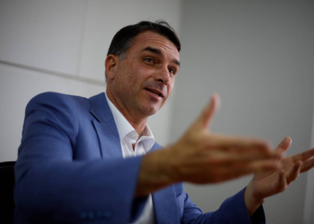 Não reeleger Lula é o que vai salvar meu pai da prisão, diz Flávio Bolsonaro