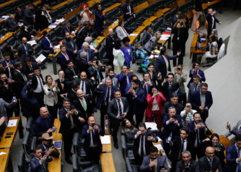 Câmara aprova projeto que reduz penas dos condenados pelo 8 de Janeiro e pode beneficiar Bolsonaro