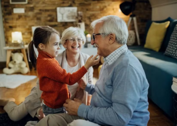 Cuidar dos netos faz bem para o cérebro, entenda