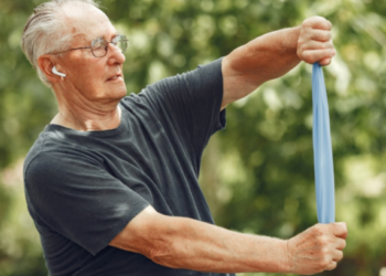 Cuidados na rotina diária são essenciais para prevenir fraturas em idosos