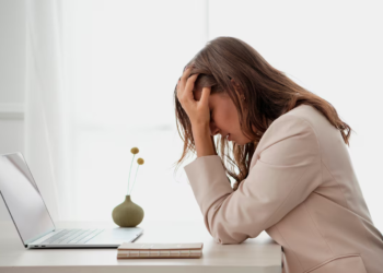 Licenças por transtornos mentais sobem 79% puxadas por explosão de casos de ansiedade e depressão