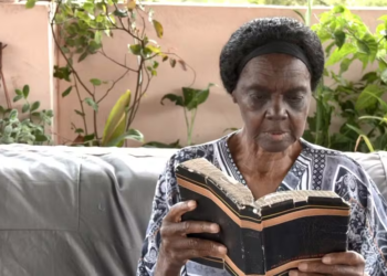 Aos 88 anos, idosa que tinha o sonho de ler a Bíblia é alfabetizada: ‘Melhor coisa que procurei na vida foi o estudo’