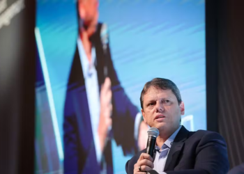 Tarcísio diz que Brasil ‘se mostrou irrelevante’ na queda de Maduro por preferir tratá-lo como ‘companheiro’