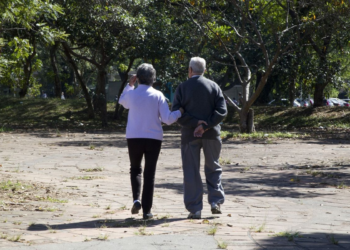 Pesquisa busca voluntários idosos para estudo sobre equilíbrio e prevenção de quedas