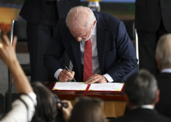 Lula contraria Congresso e veta redução de penas do 8/1 que beneficiaria Bolsonaro