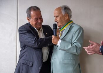 Fundador e primeiro presidente da FIEMT recebe a maior condecoração da CNI