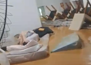 Idosos boiam em colchão após alagamento devastador em Ubá (MG)