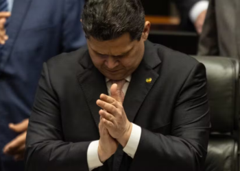 Alcolumbre demonstra insatisfação e não atende governo